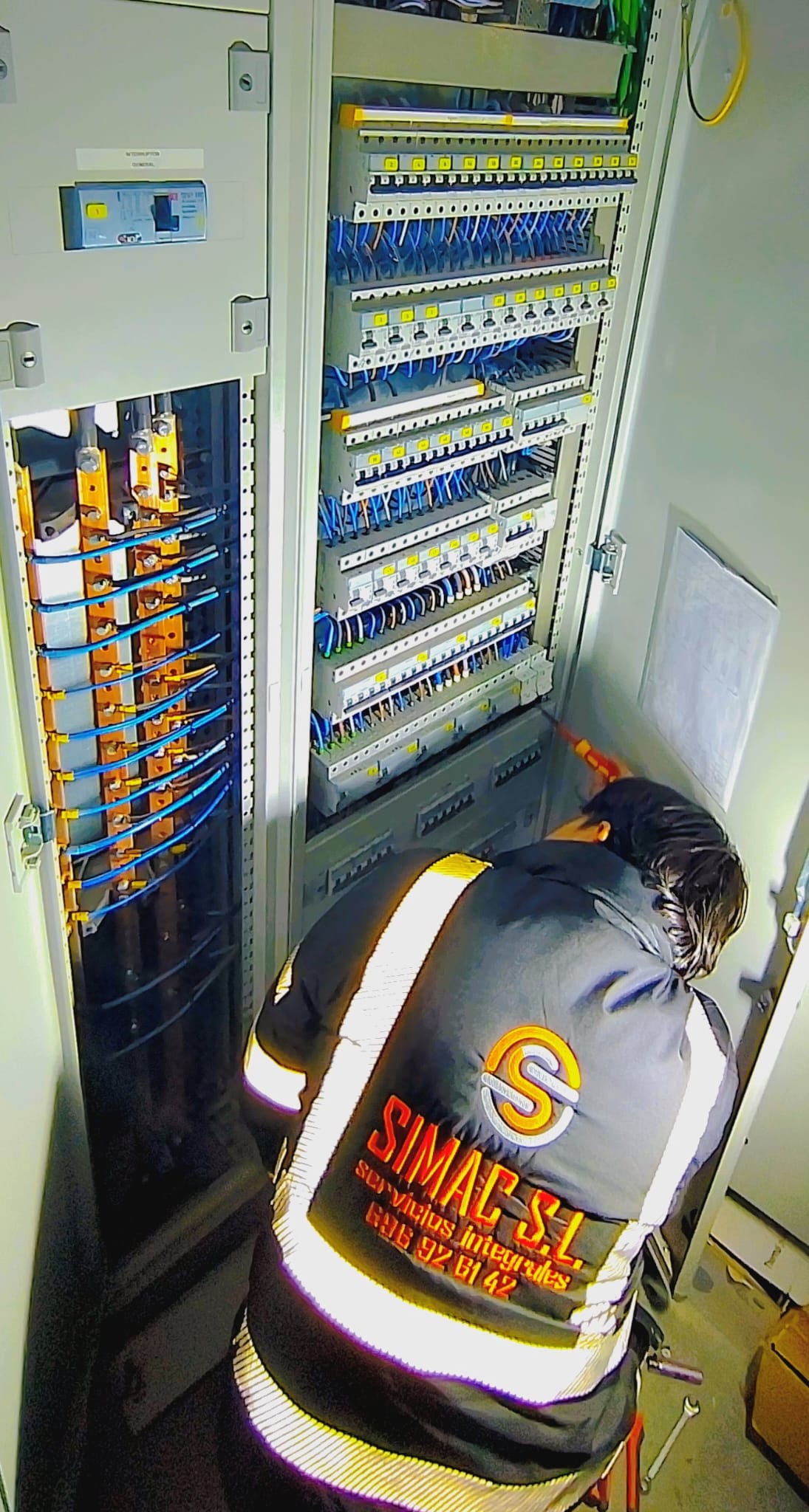 Instalación de baterías de distribución eléctrica