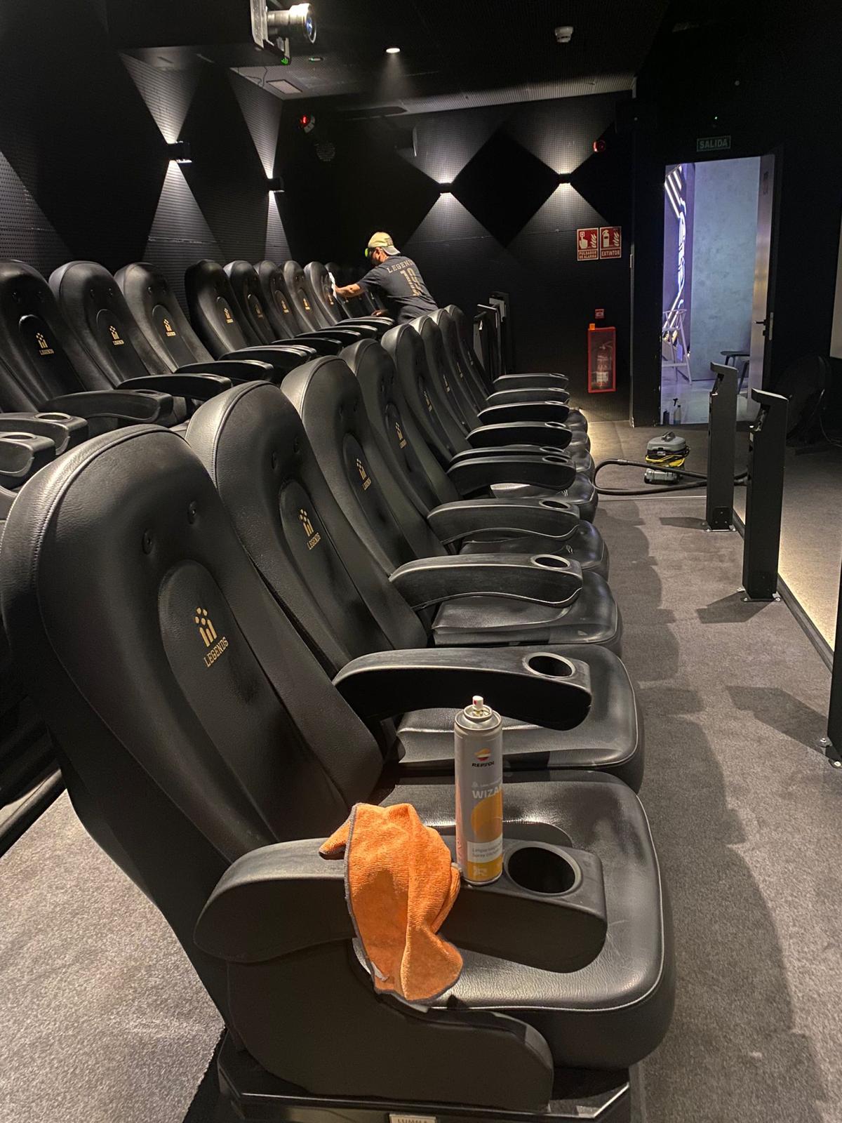 Limpieza de sala de butacas en Museo Legends de Madrid