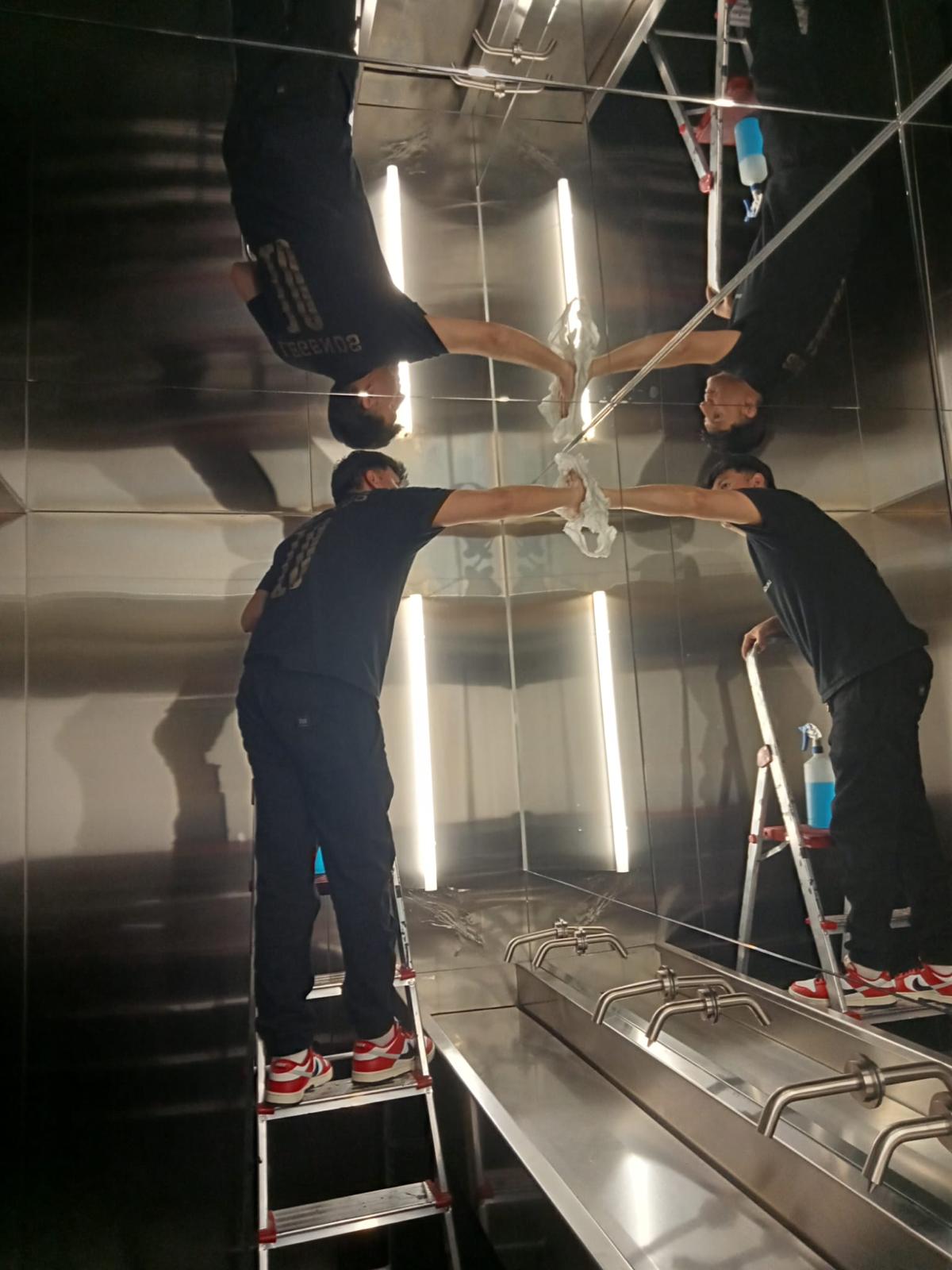 Limpieza de espejos en Museo Legends de Madrid